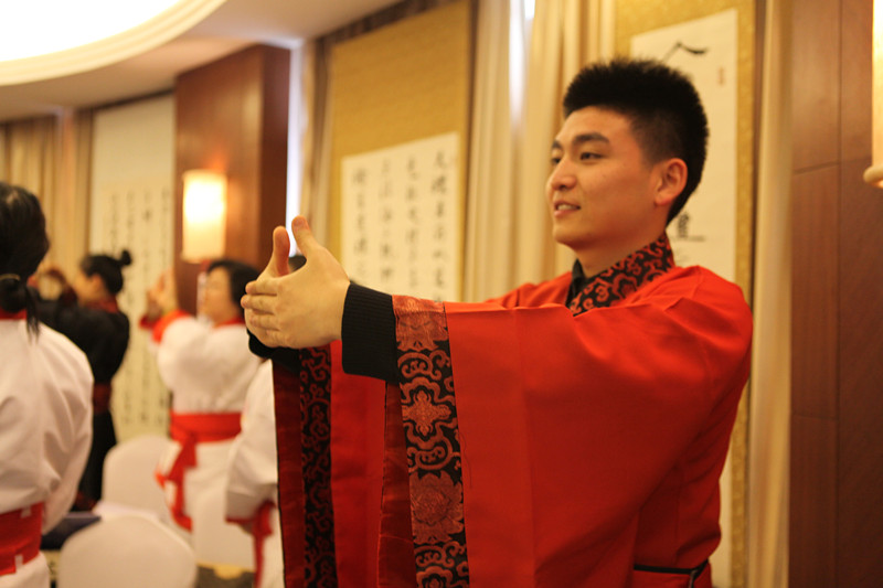 学员在胡素老师的指导下学习拜师礼